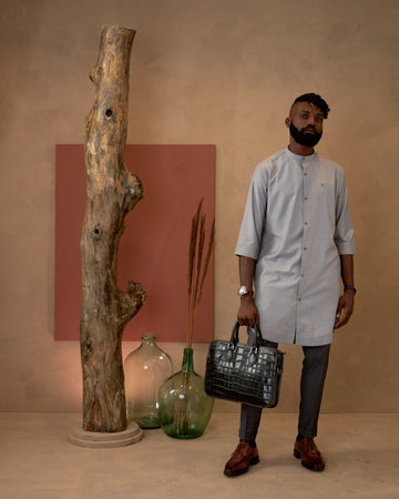Conjunto de caftán y pantalón en dos tonos de gris