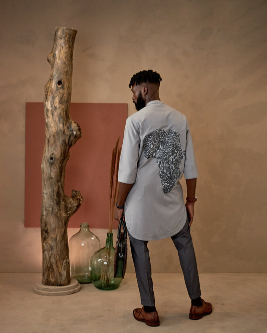 Conjunto de caftán y pantalón en dos tonos de gris