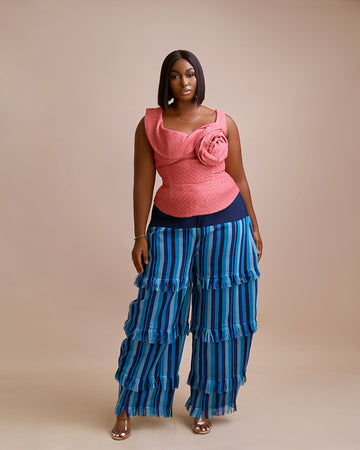 Top con escote en forma de corazón de rosas x pantalón con flecos de Aso Oke