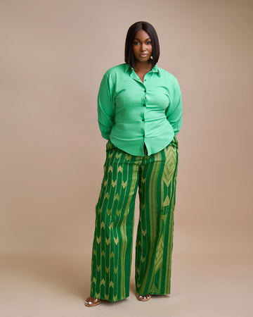 Camisa verde con dobladillo y pantalón ancho Aso Oke