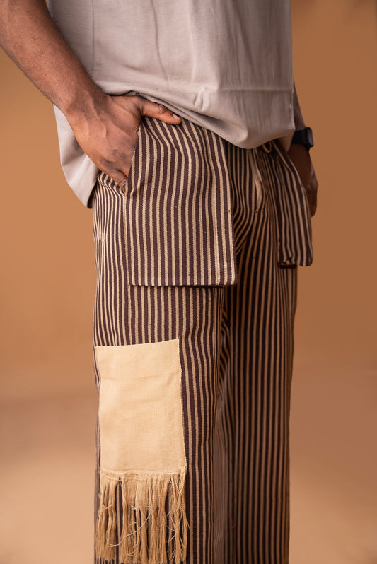 Pantalones de pierna ancha en Aso oke Ft Bolsillos delanteros, bolsillo de parche lateral y bolsillos traseros