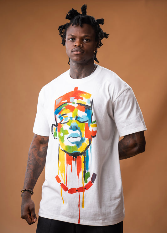 Camiseta de corte relajado con arte de hombre Igbo pintado a mano