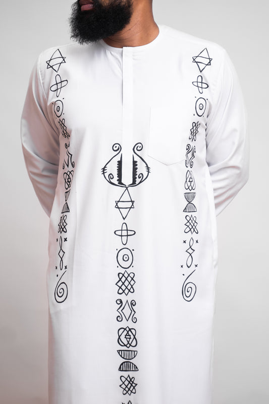 Juego de gorras y jalabiya con arte lineal