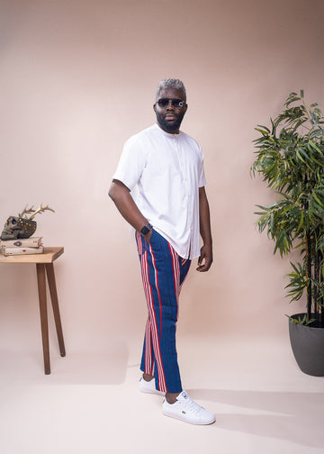 Camisa blanca de lino abotonada y pantalón Aso Oke