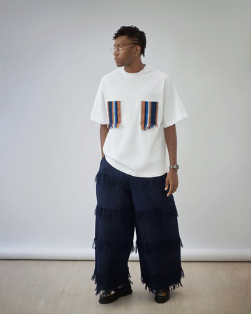 Camiseta blanca con bolsillos Aso Oke x pantalón ancho con flecos
