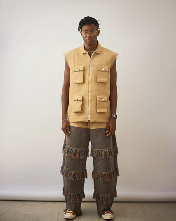 Chaqueta sin mangas beige x Pantalones con flecos Aso Oke
