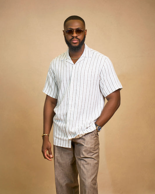 Camisa safari de lino a rayas y pantalón holgado