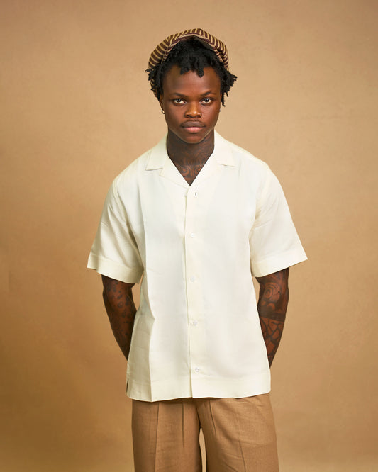 Camisa safari de lino y pantalón holgado