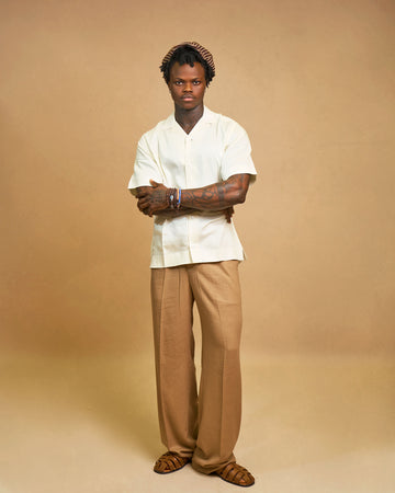 Camisa safari de lino y pantalón holgado