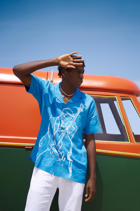 Camisa de lino para hombre con guitarra abstracta pintada a mano en azul
