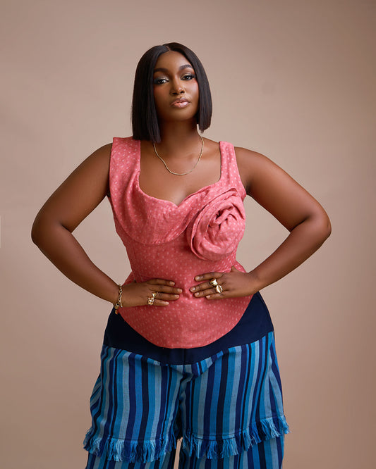 Top con escote en forma de corazón de rosas x pantalón con flecos de Aso Oke